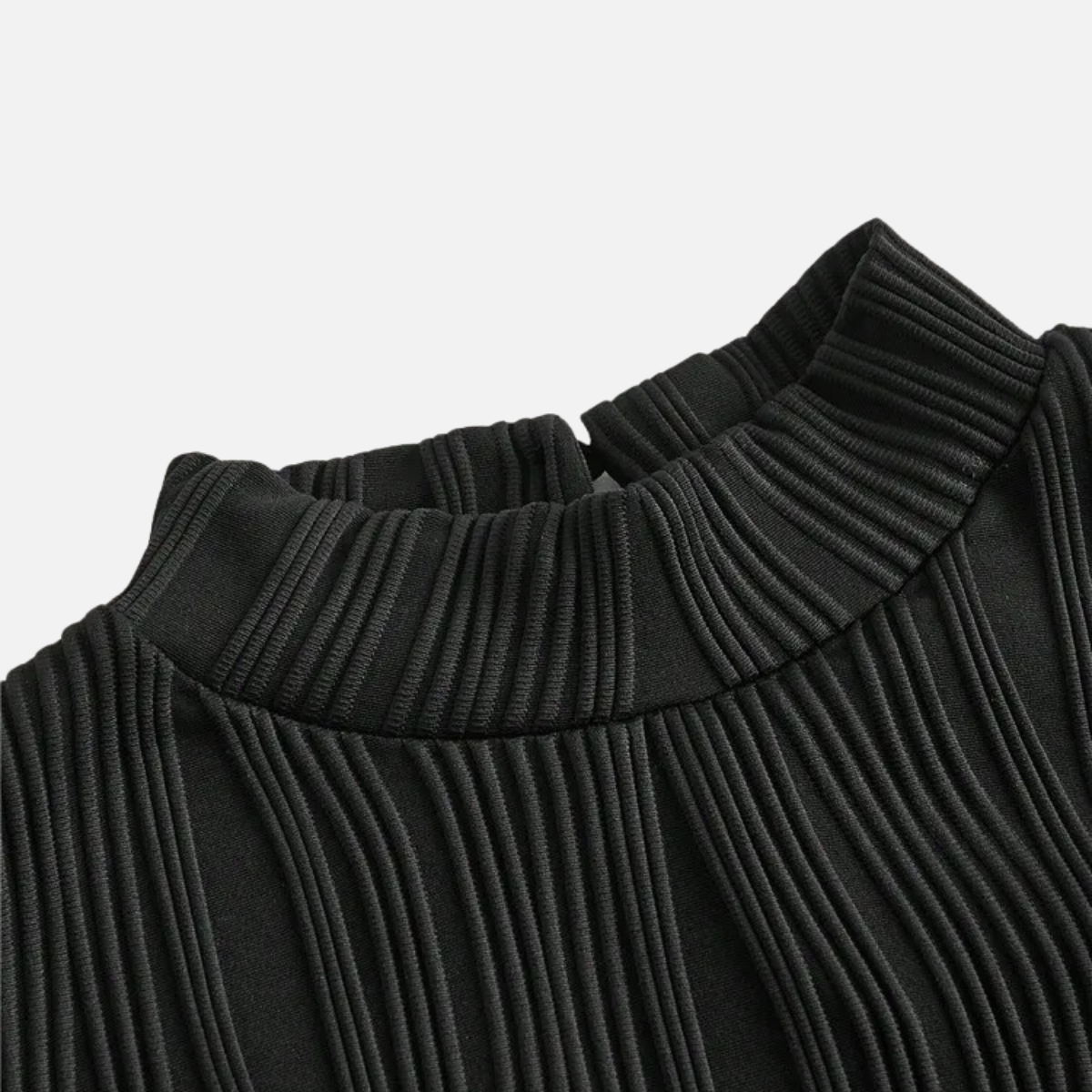 Cropped-Top mit weitem Ausschnitt und perfekter Passform durch Bügel