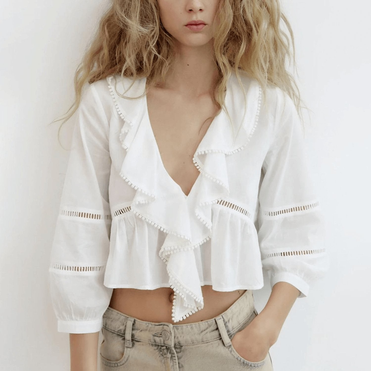 Baumwollbluse mit V-Ausschnitt und Rüschen
