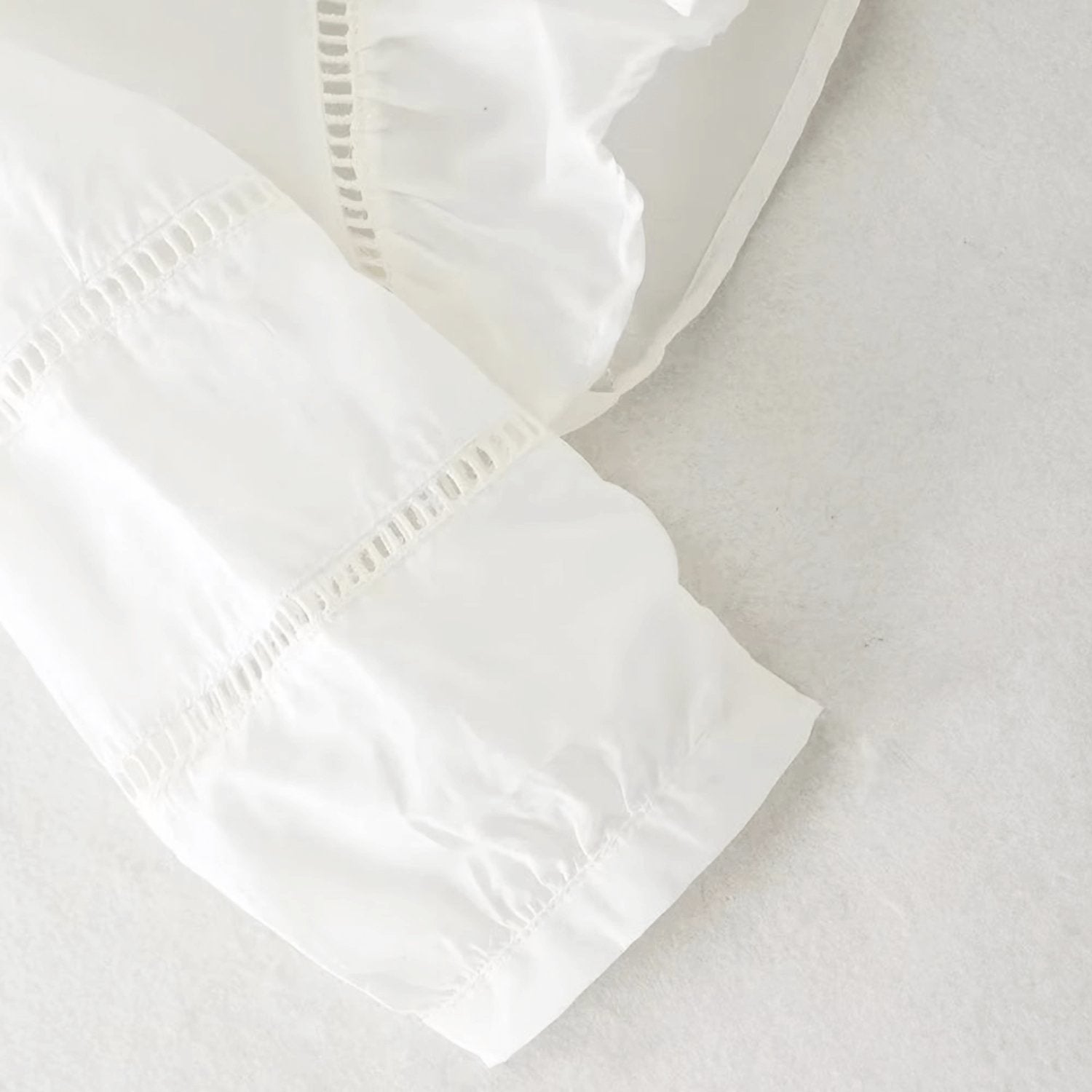 Baumwollbluse mit V-Ausschnitt und Rüschen