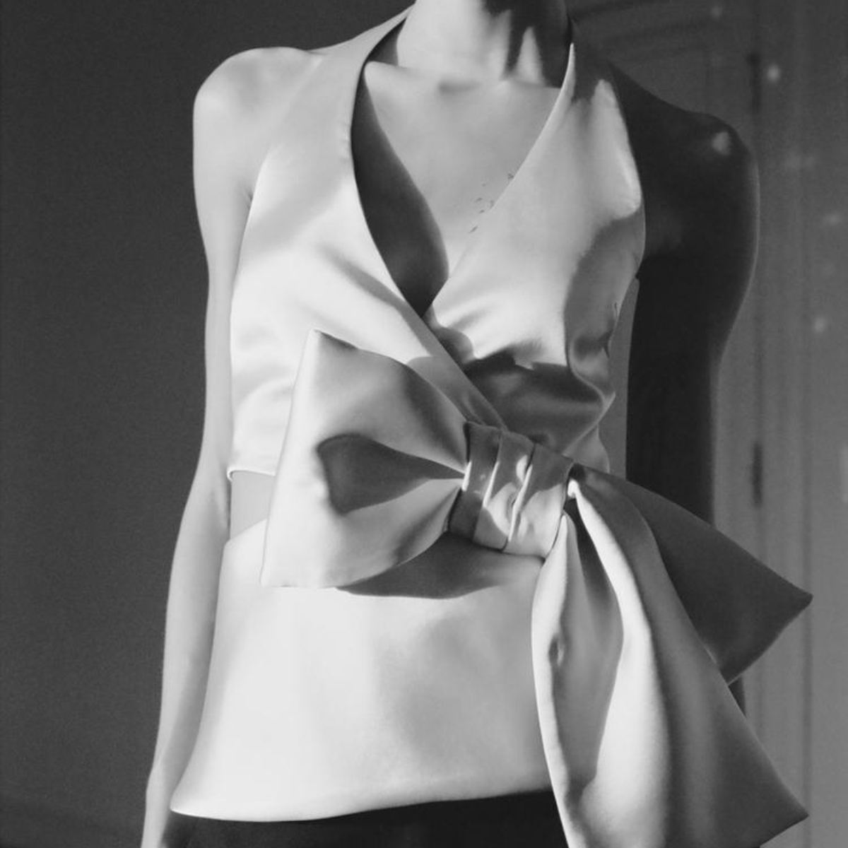 Bluse mit V-Ausschnitt und Neckholder, seitlichem Schnitt und Knoten
