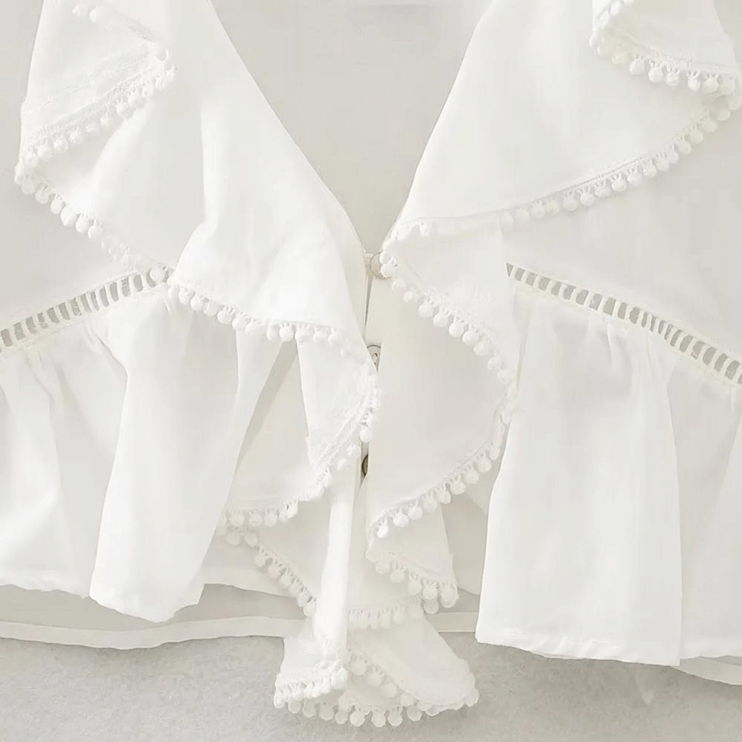Baumwollbluse mit V-Ausschnitt und Rüschen