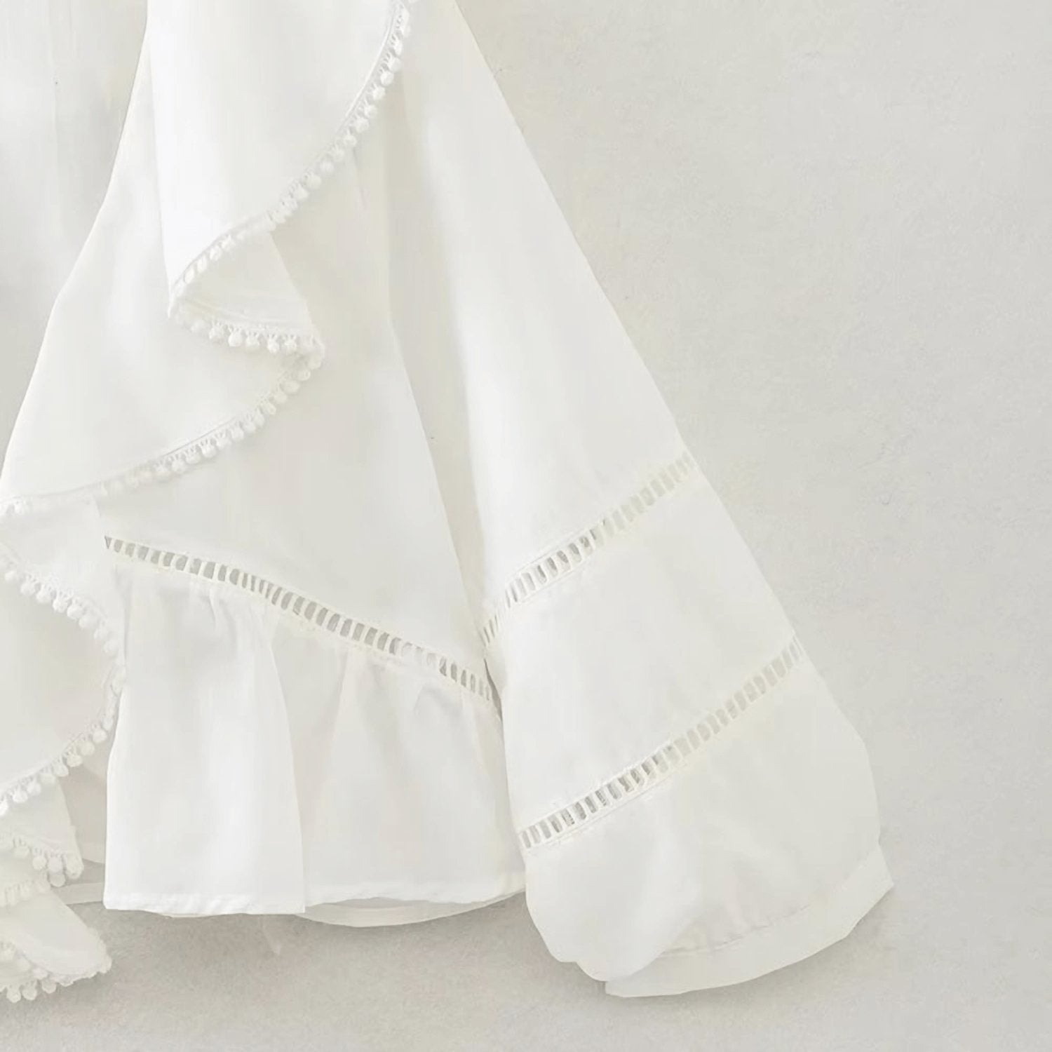 Baumwollbluse mit V-Ausschnitt und Rüschen