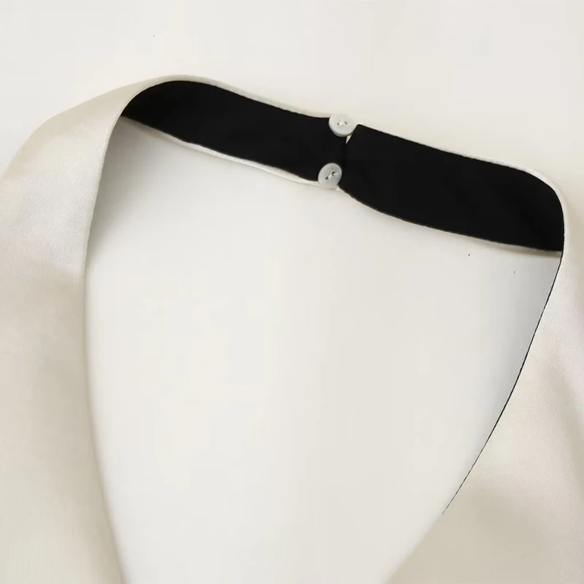 Bluse mit V-Ausschnitt und Neckholder, seitlichem Schnitt und Knoten
