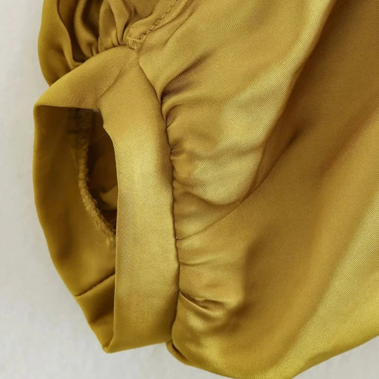 Asymmetrisches Midikleid mit One-Shoulder-Design und Schlitz