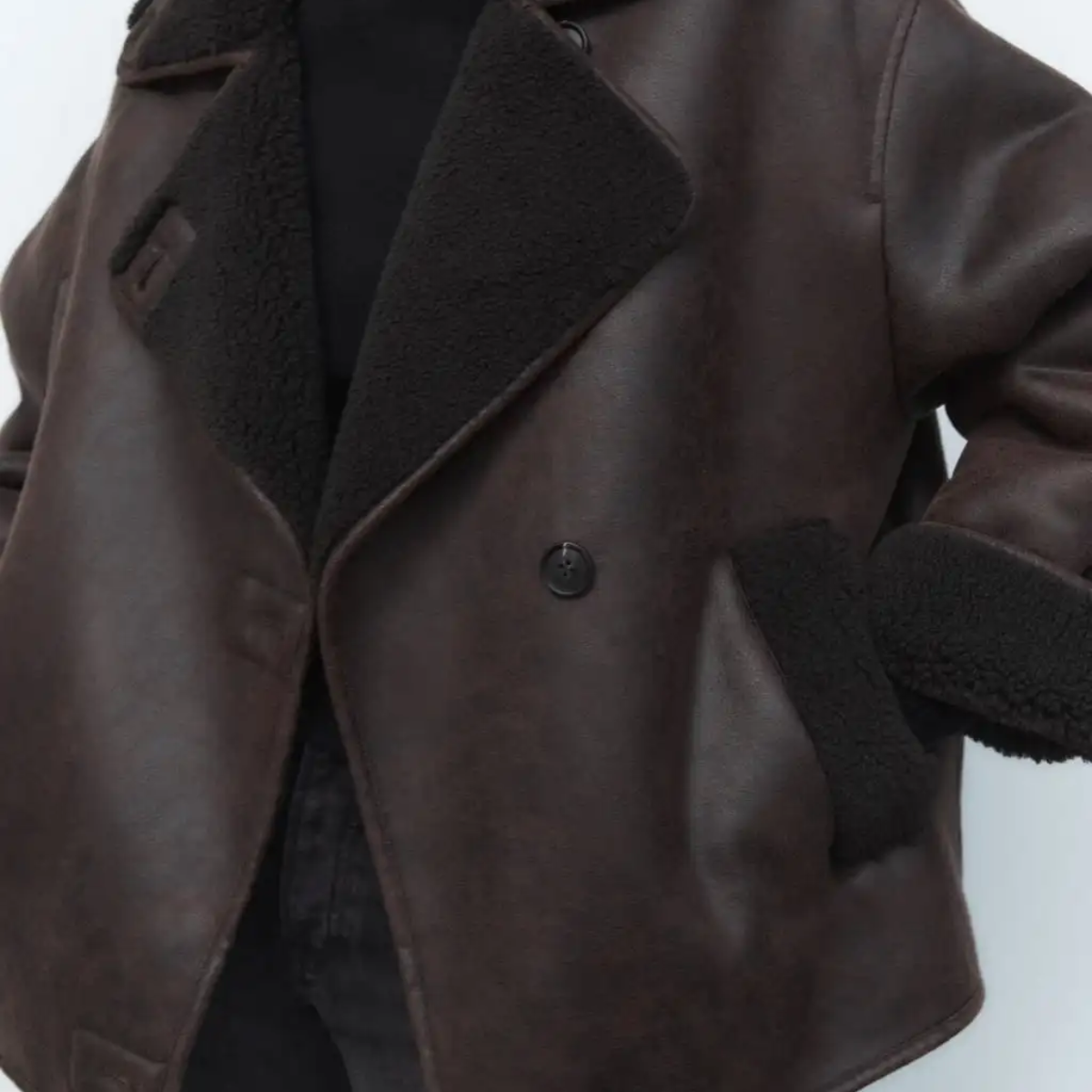 Jacke mit Knopfverschluss und elegantem Kragen, mit Pelzfinish und Taschen