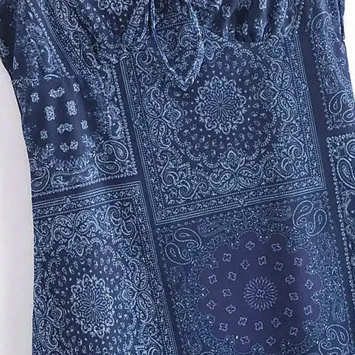 Ärmelloses kurzes Kleid mit dünnen Trägern und Mosaikdetails