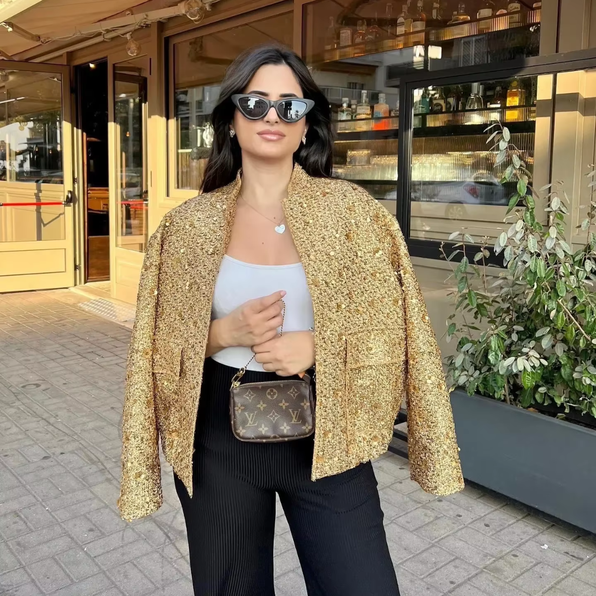 Jacke aus goldenen Pailletten mit texturiertem Finish und hohem Kragen