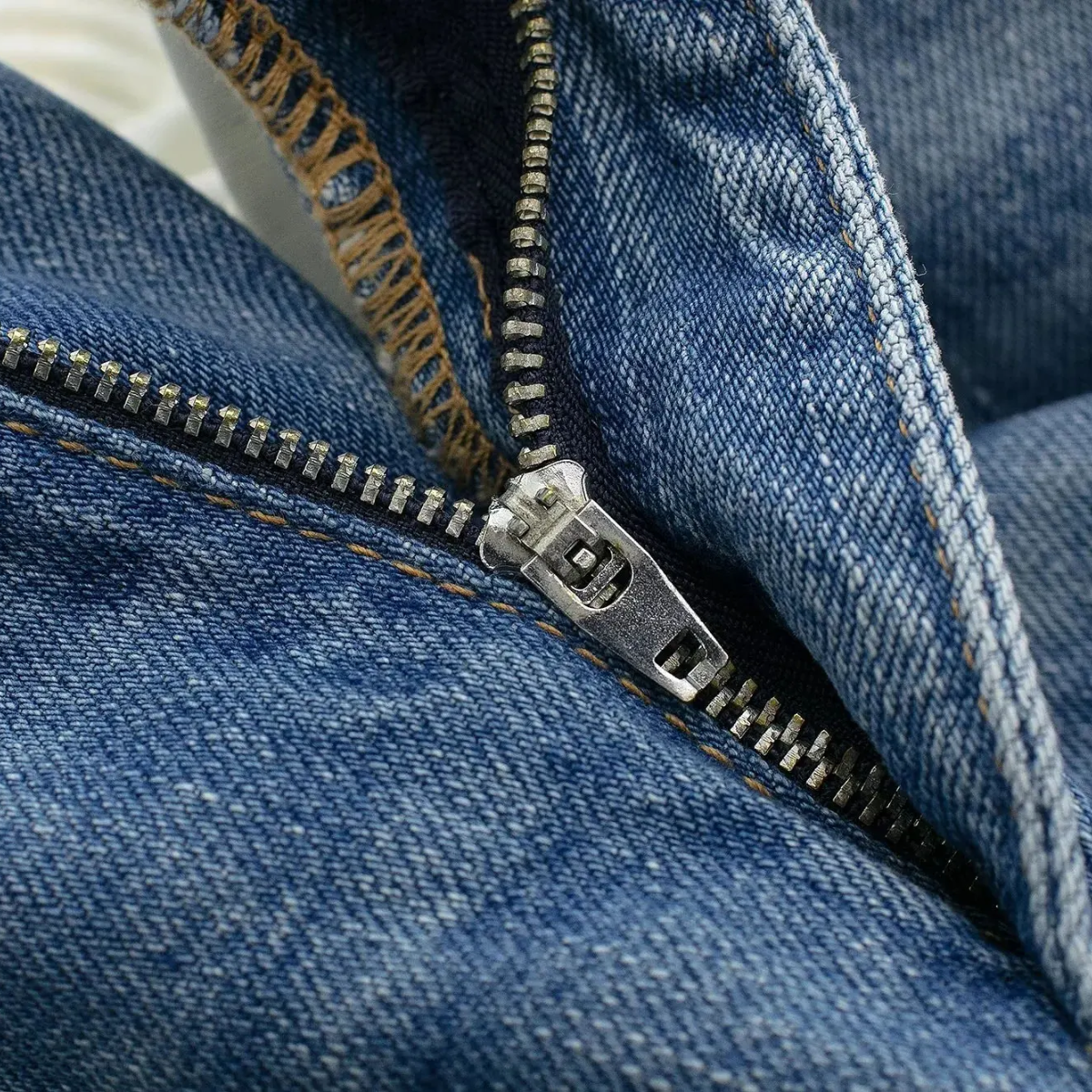 Jeansrock mit verstellbarem Bindeband an der Taille und weißem Detail oben