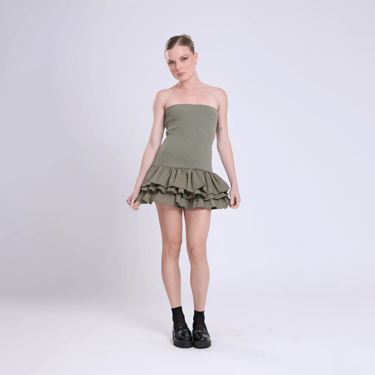 Kurzes Bandeau-Kleid mit Rüschensaum und elastischem Stoff