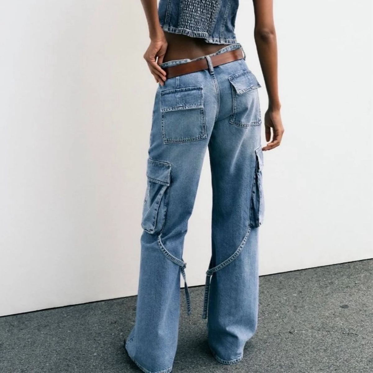 Mid-Waist-Jeans mit Fronttaschen, Patch-Taschen an den Beinen und am Rücken