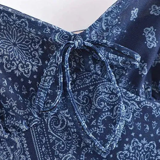 Ärmelloses kurzes Kleid mit dünnen Trägern und Mosaikdetails