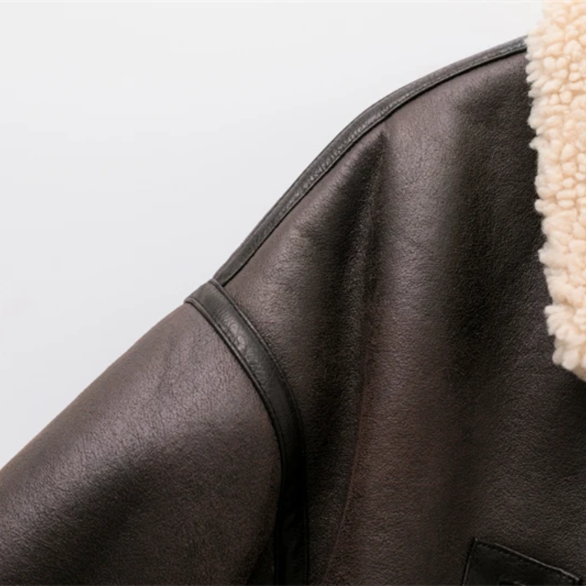 Jacke mit Shearling-Kragen, detailreichen Manschetten und verstellbarem Gürtel