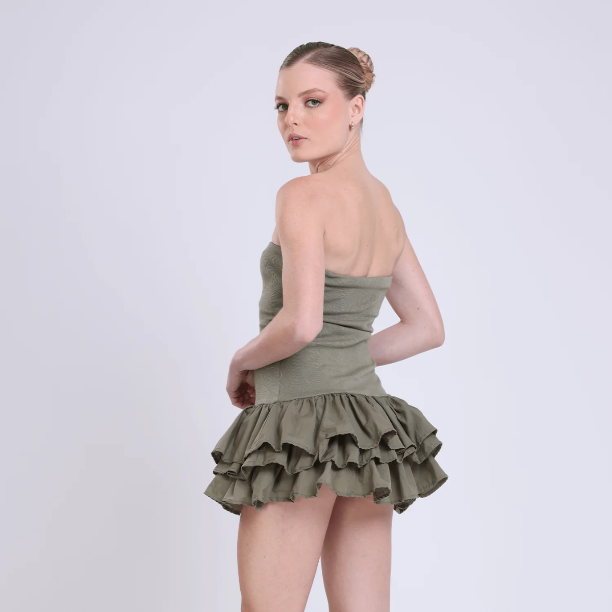 Kurzes Bandeau-Kleid mit Rüschensaum und elastischem Stoff