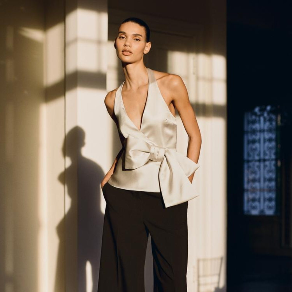 Bluse mit V-Ausschnitt und Neckholder, seitlichem Schnitt und Knoten