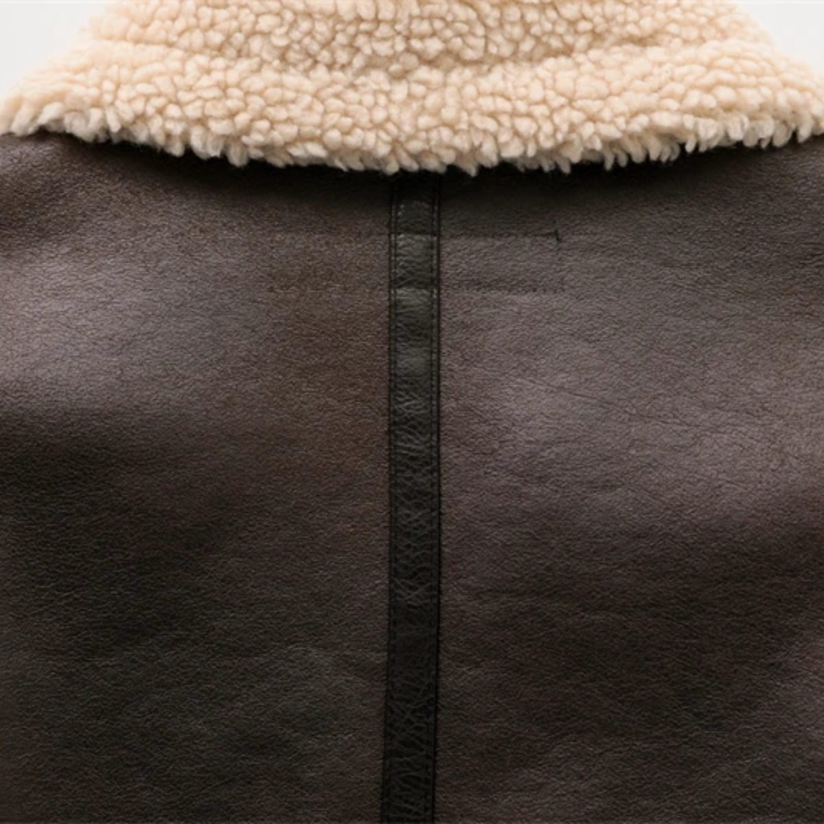 Jacke mit Shearling-Kragen, detailreichen Manschetten und verstellbarem Gürtel