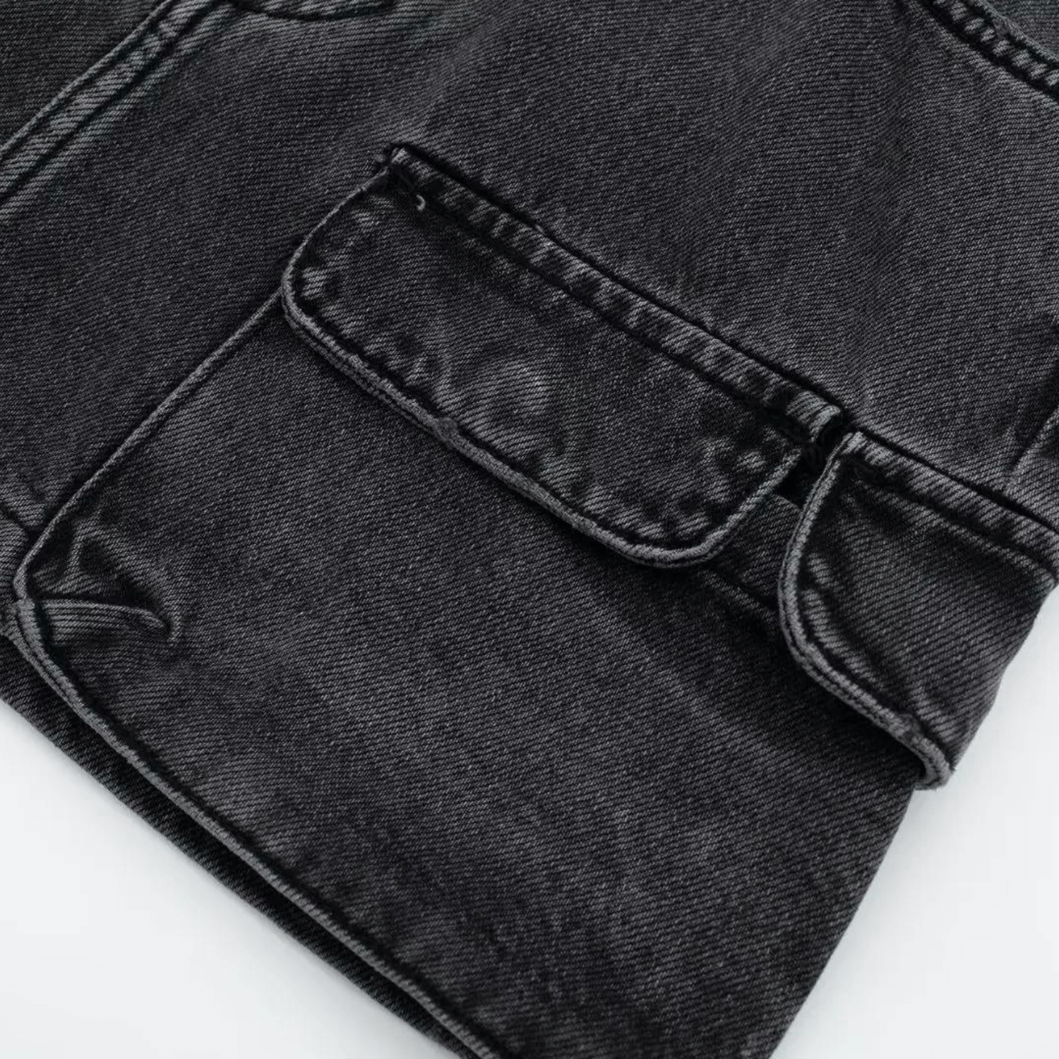 Kurzer High-Waist-Rock aus Denim mit Taschen und Ziernähten