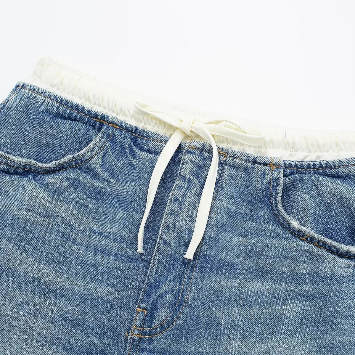 Jeansrock mit verstellbarem Bindeband an der Taille und weißem Detail oben