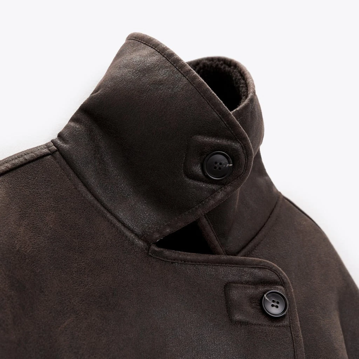 Jacke mit Knopfverschluss und elegantem Kragen, mit Pelzfinish und Taschen