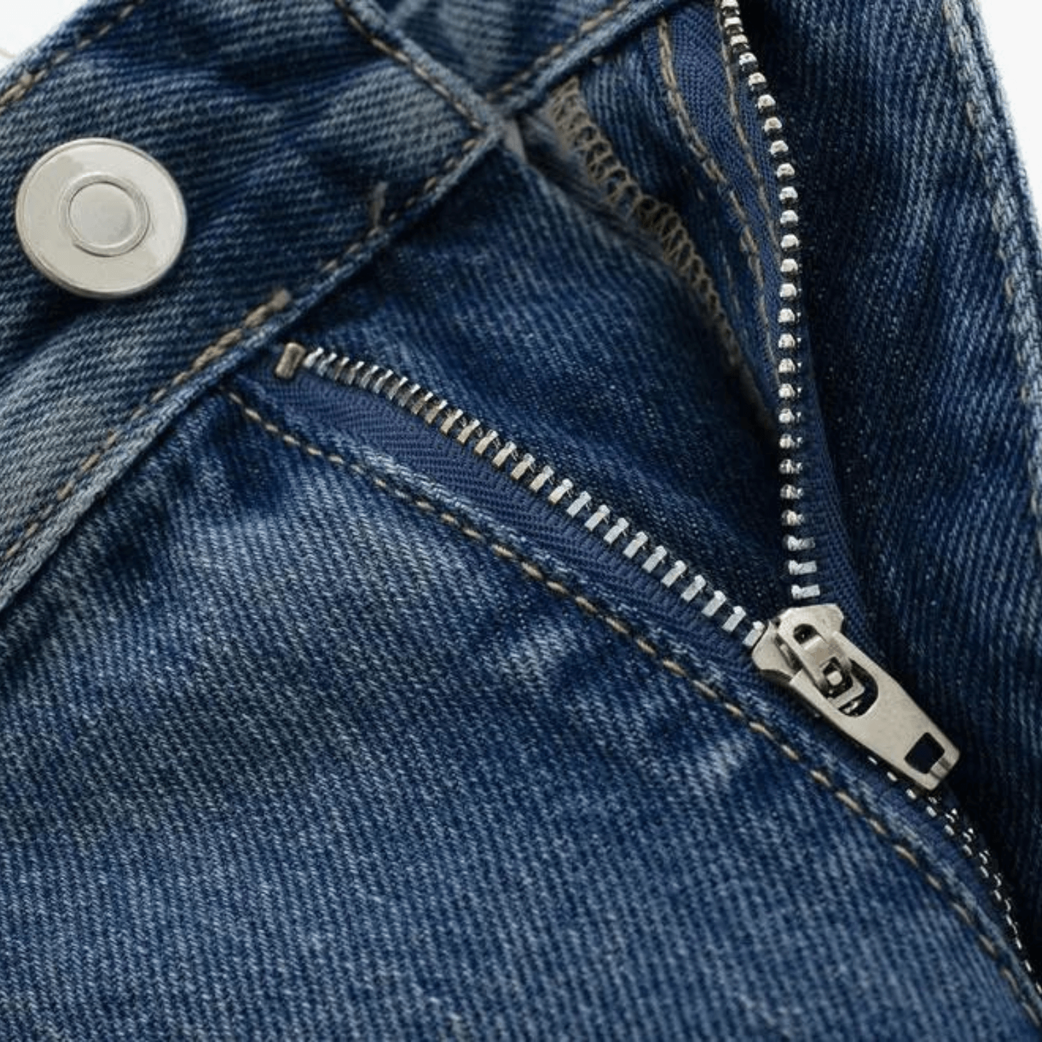 Kurzer High-Waist-Rock aus Denim mit Taschen und Ziernähten