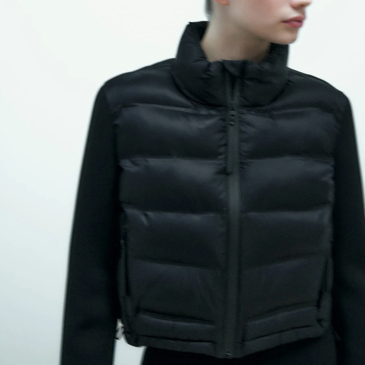 Gepolsterte Jacke mit hohem Kragen und langem Ärmel aus synthetischem Material