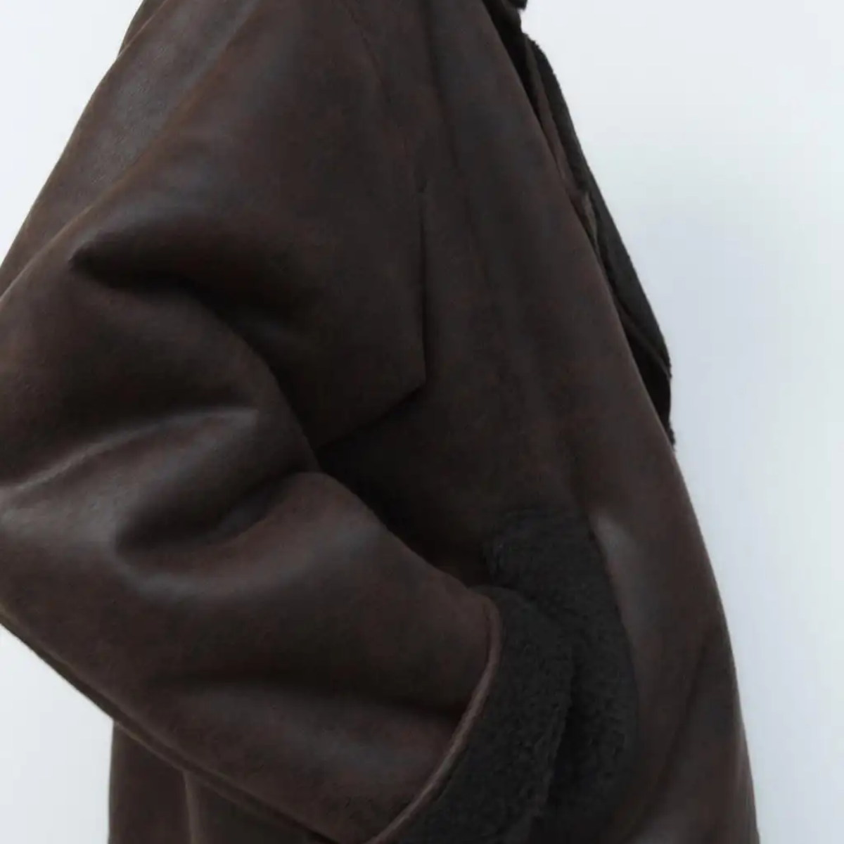 Jacke mit Knopfverschluss und elegantem Kragen, mit Pelzfinish und Taschen