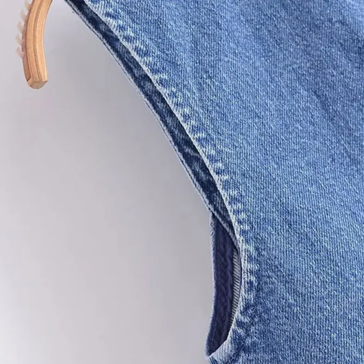 Jeans-Weste mit breiten Trägern und Druckknöpfen