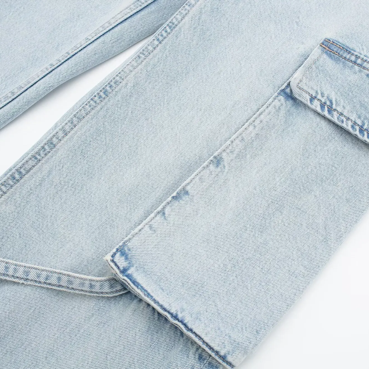 Mid-Waist-Jeans mit Fronttaschen, Patch-Taschen an den Beinen und am Rücken