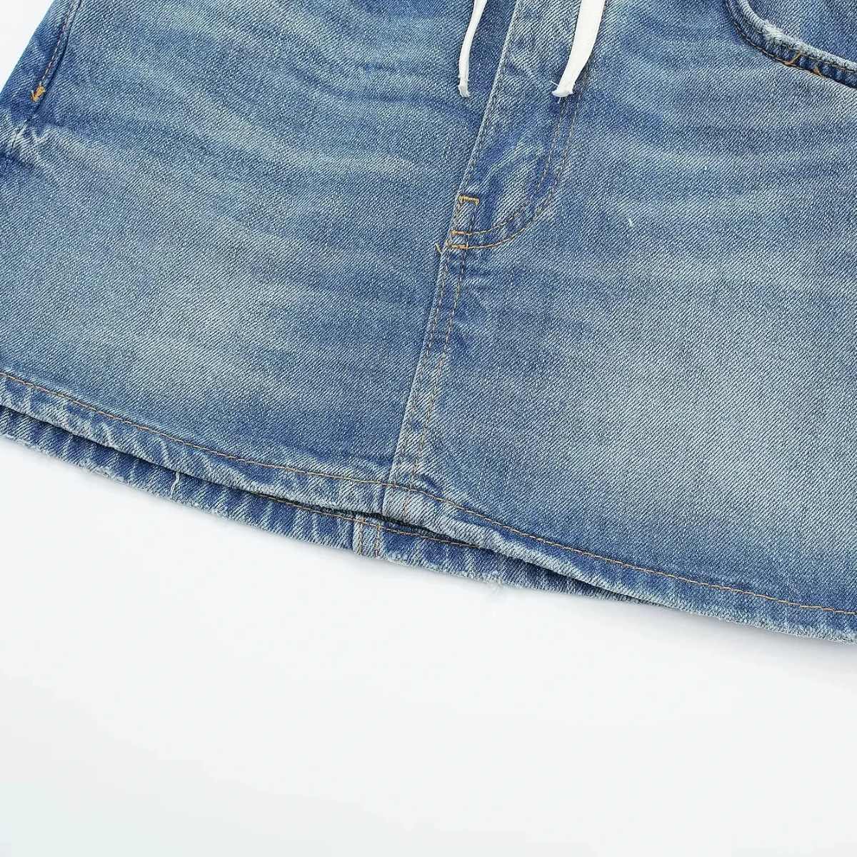 Jeansrock mit verstellbarem Bindeband an der Taille und weißem Detail oben