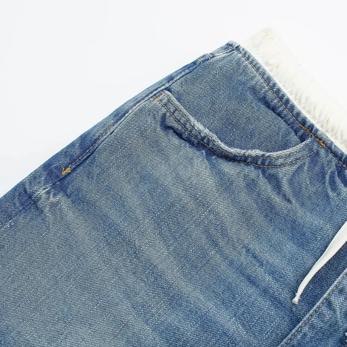 Jeansrock mit verstellbarem Bindeband an der Taille und weißem Detail oben