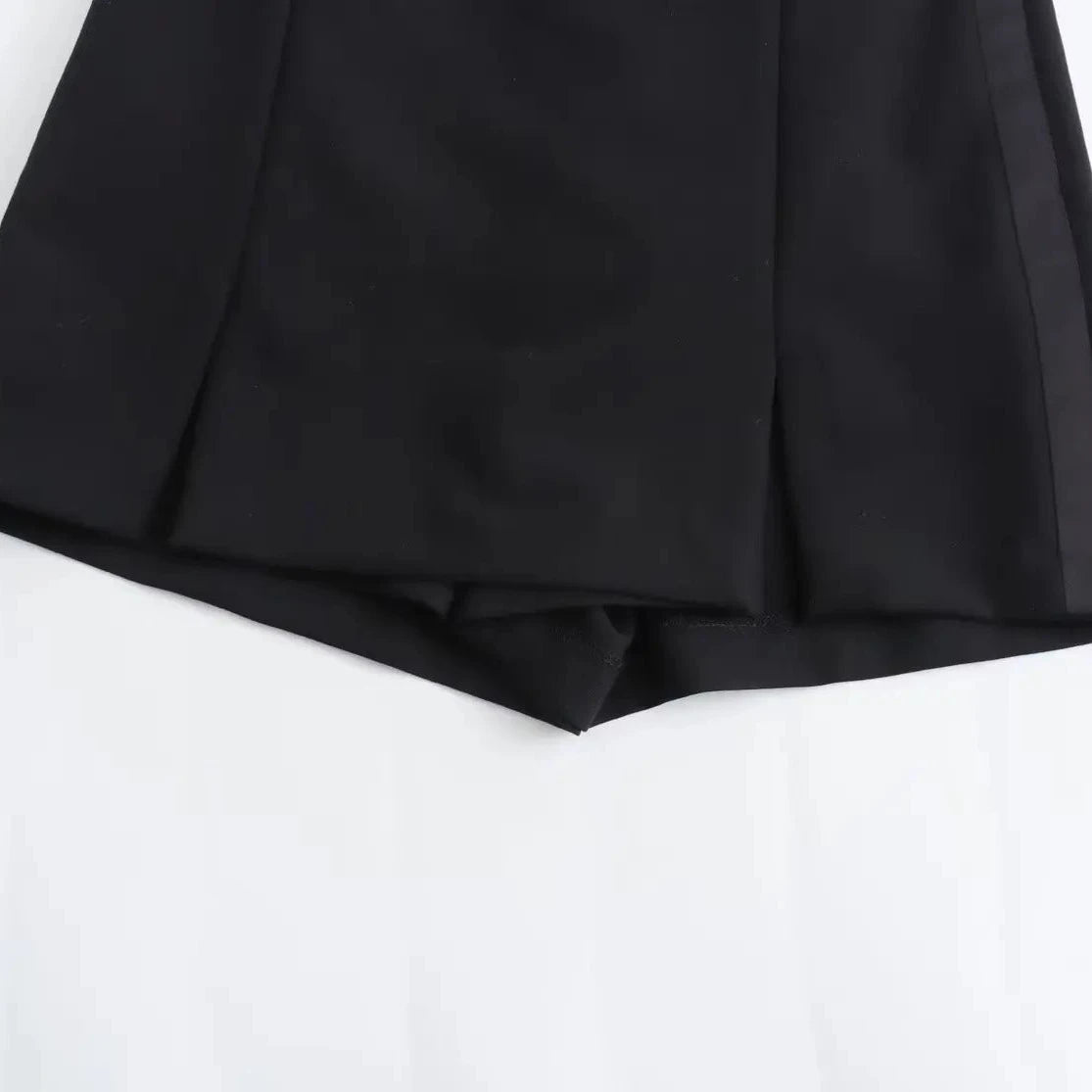 Eleganter Shortsrock mit trapezförmigem Design und Frontschlitzen