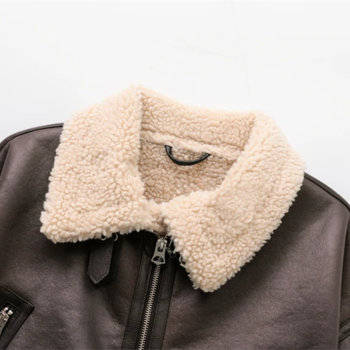 Jacke mit Shearling-Kragen, detailreichen Manschetten und verstellbarem Gürtel