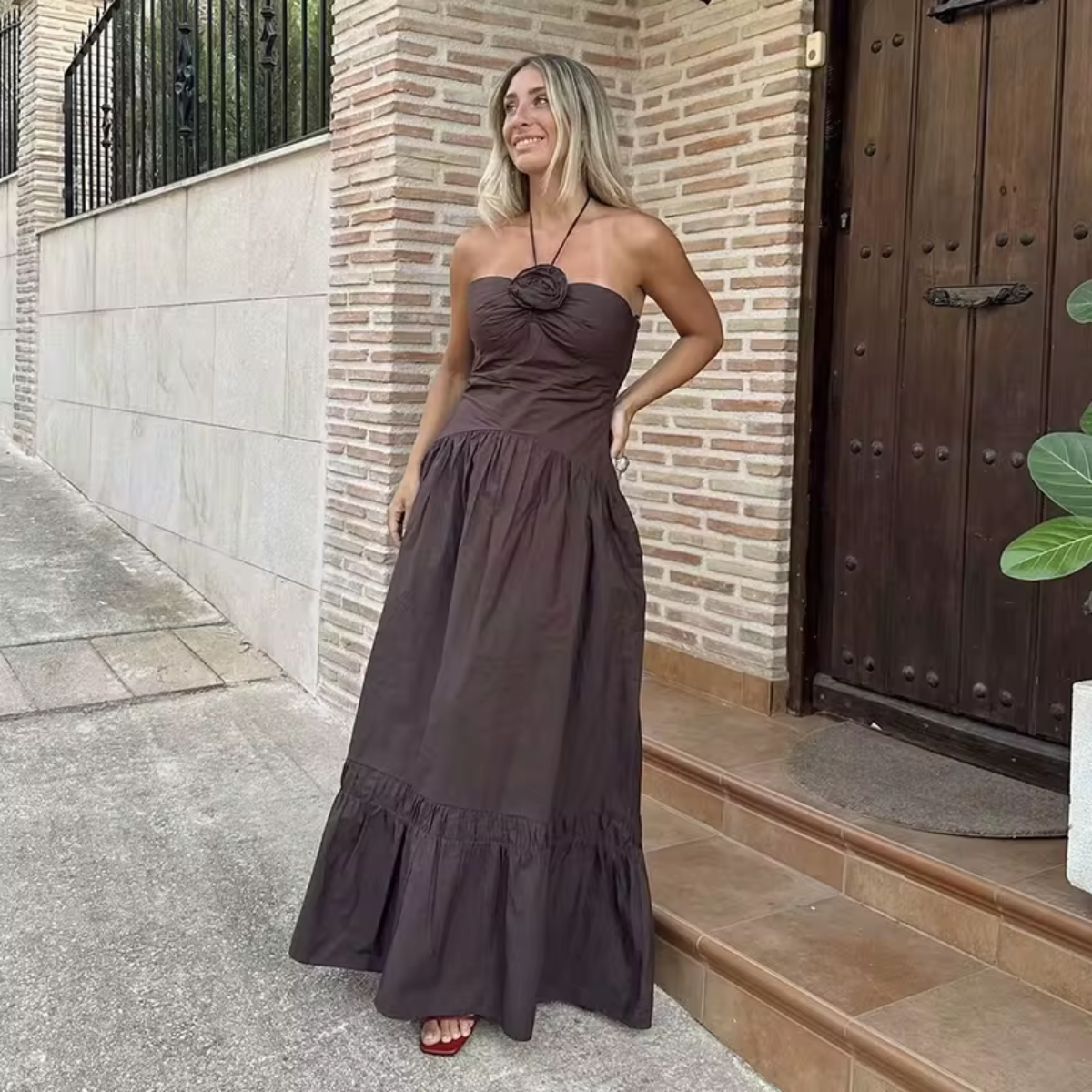 Midi-Kleid mit geradem Ausschnitt, verstellbarem Halsband und versteckten Seitentaschen