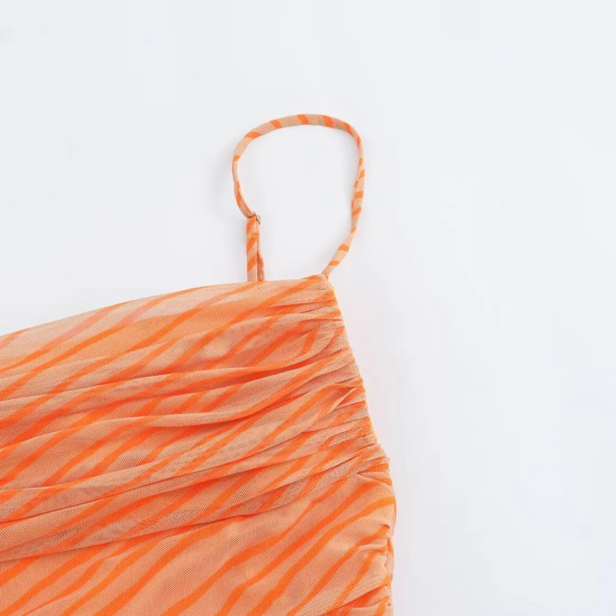 Midi-Kleid mit Streifenmuster in leuchtendem Orange und dünnen Trägern