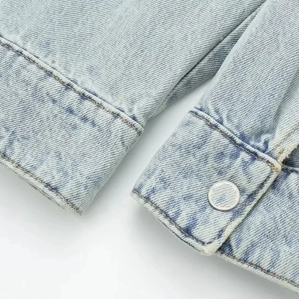 Jeansjacke aus Denim mit seitlichen Taschen und kurzem Schnitt