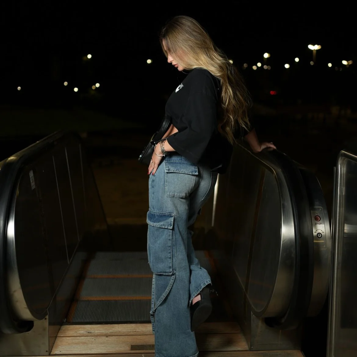 Mid-Waist-Jeans mit Fronttaschen, Patch-Taschen an den Beinen und am Rücken