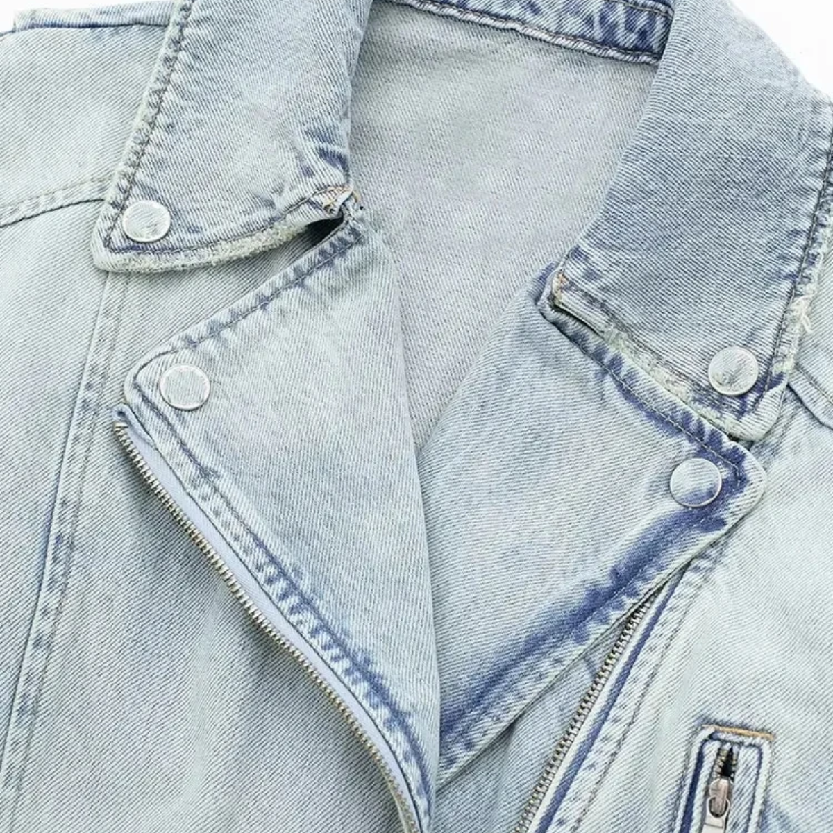 Jeansjacke aus Denim mit seitlichen Taschen und kurzem Schnitt