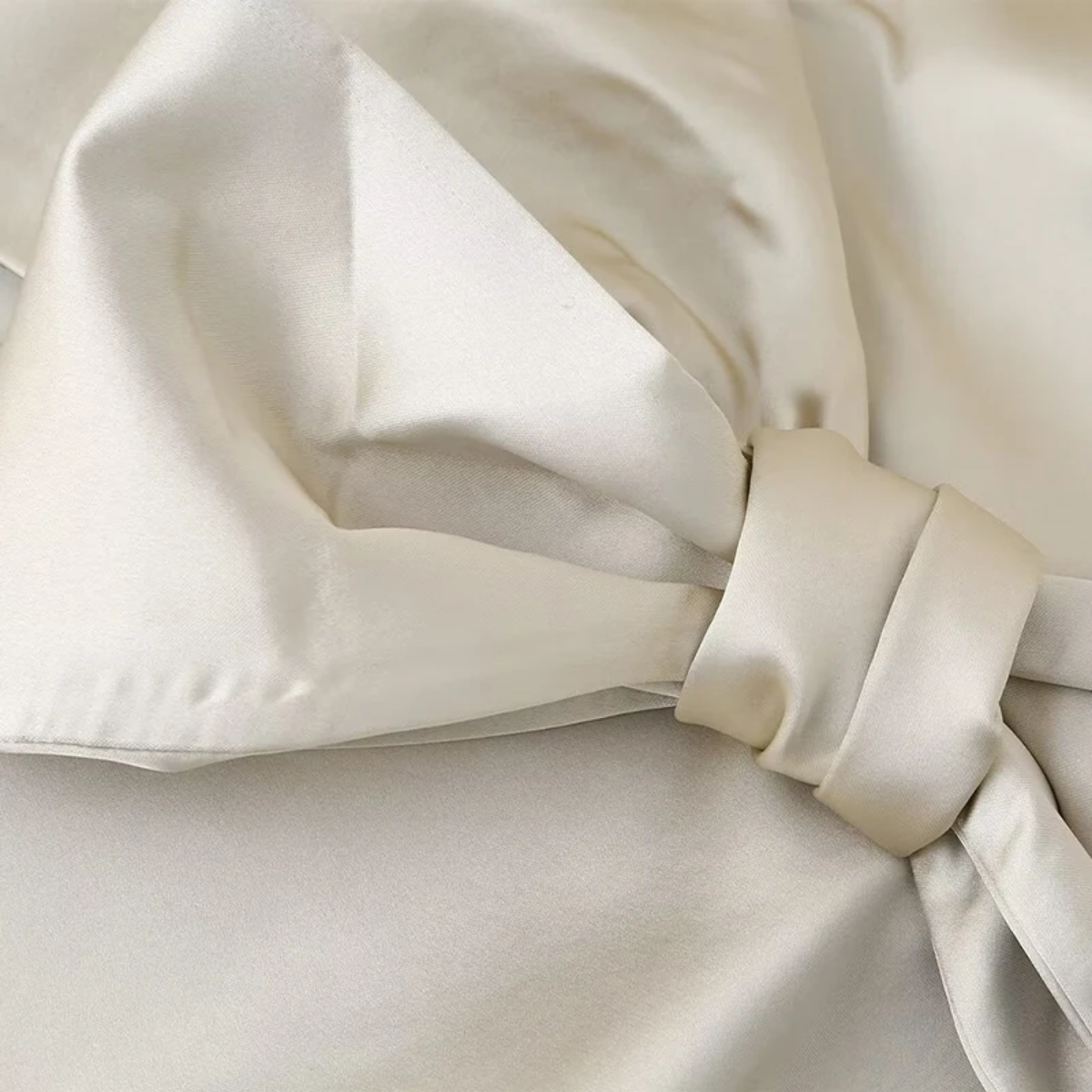 Bluse mit V-Ausschnitt und Neckholder, seitlichem Schnitt und Knoten