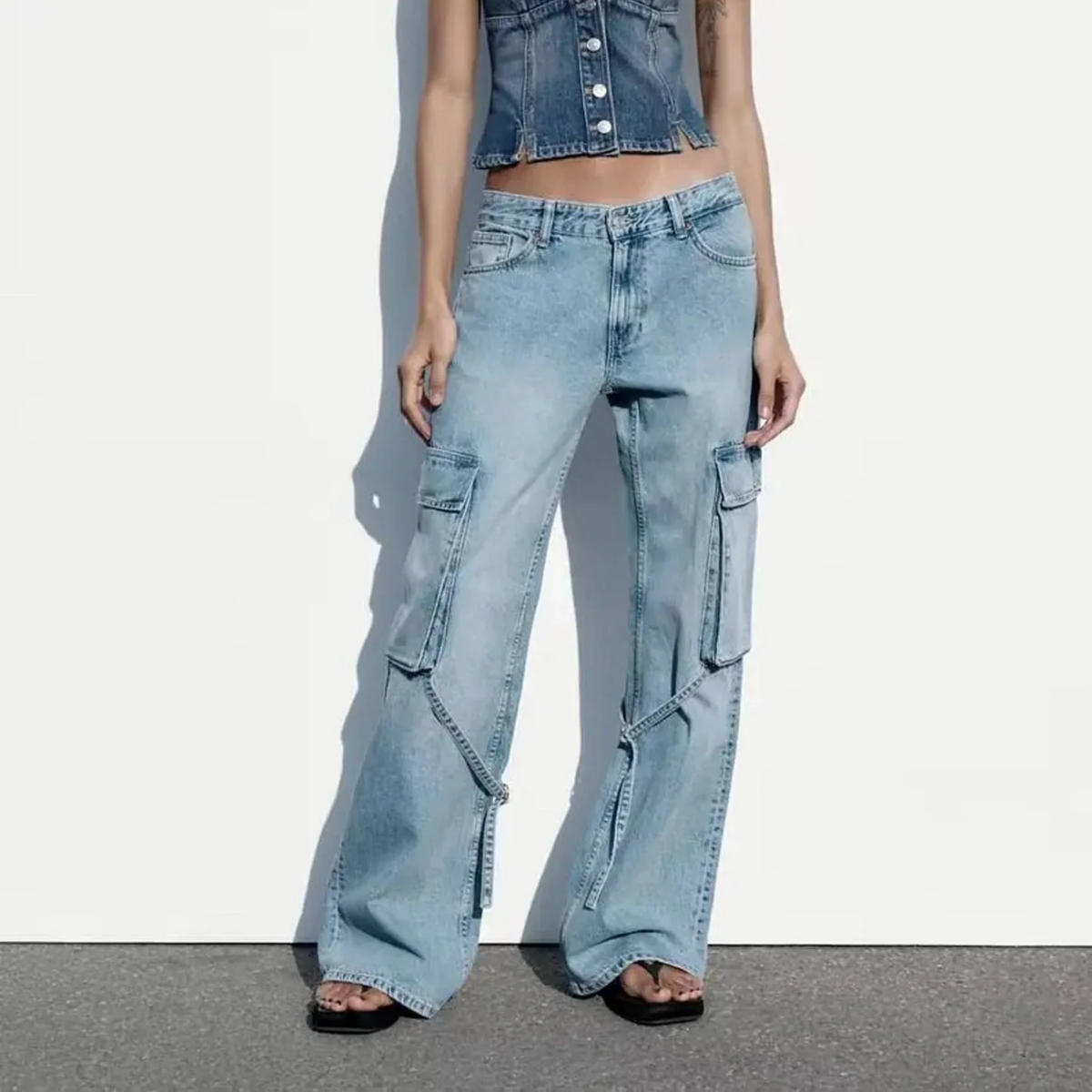 Mid-Waist-Jeans mit Fronttaschen, Patch-Taschen an den Beinen und am Rücken