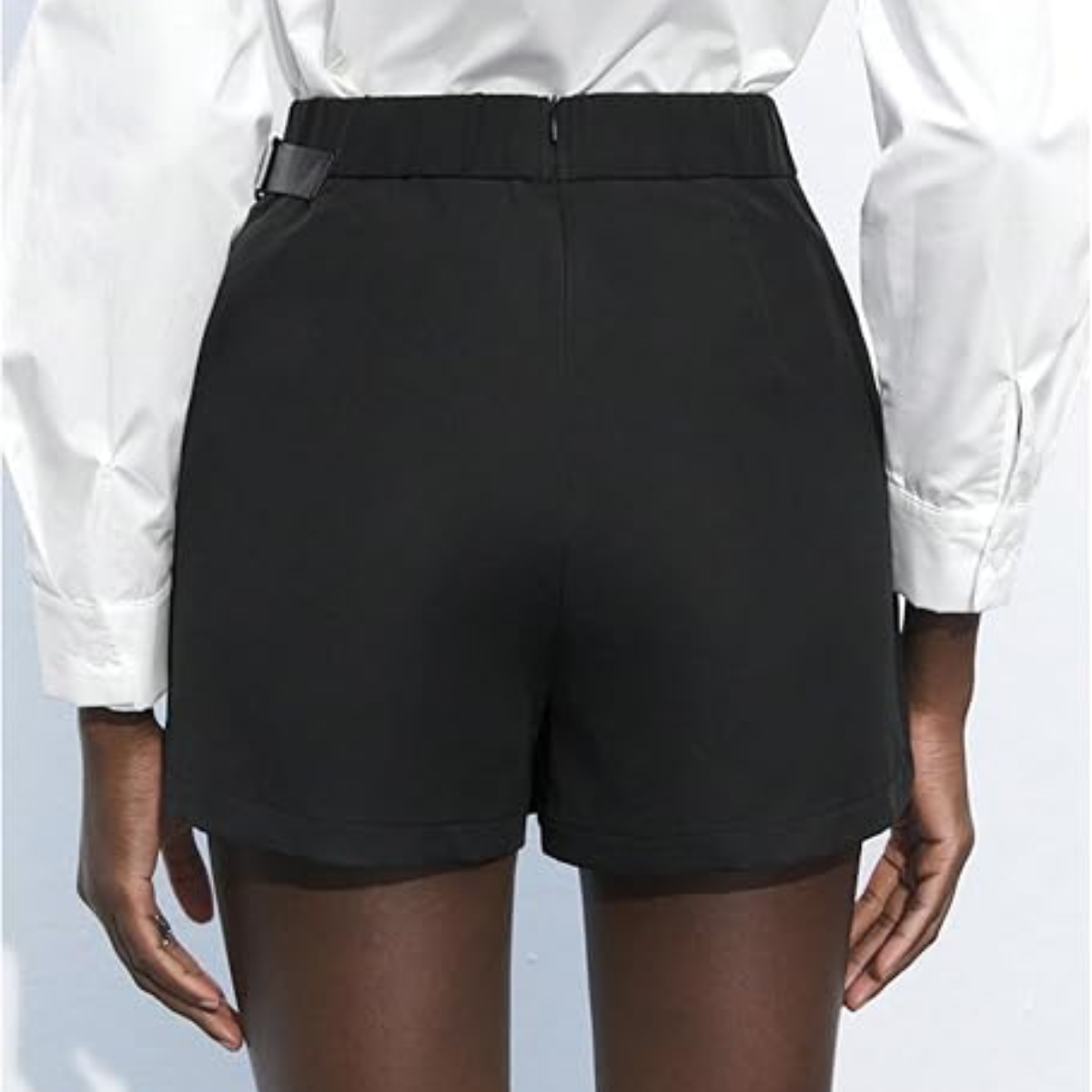 High-Waist-Shortsrock im Wickelstil mit Ösenverzierung und asymmetrischem Saum