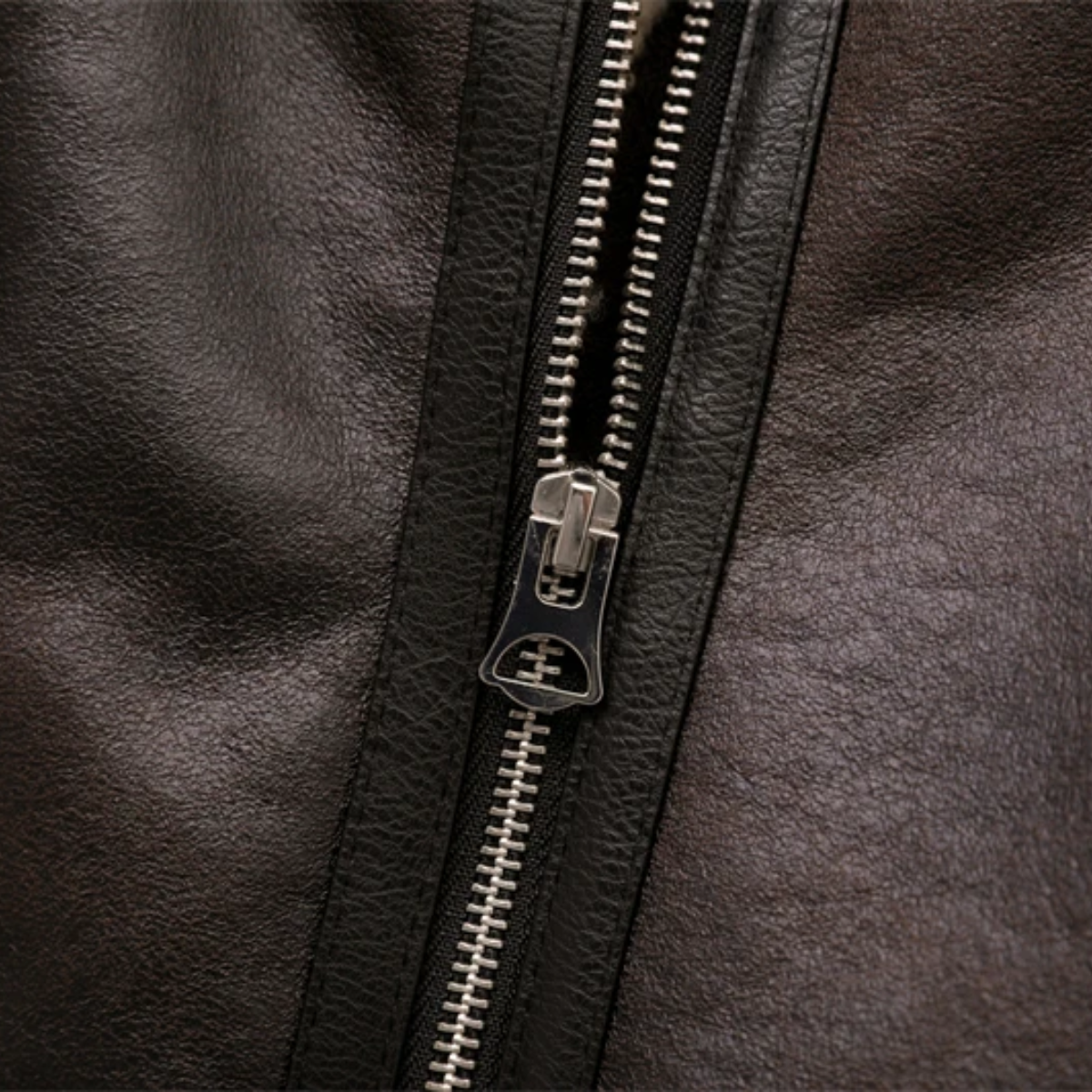 Jacke mit Shearling-Kragen, detailreichen Manschetten und verstellbarem Gürtel